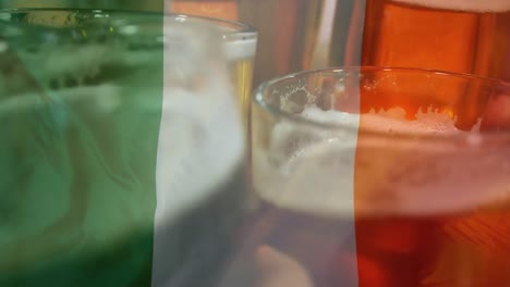 Freunde-Stoßen-Mit-Einer-Irischen-Flagge-Auf-Bier-An