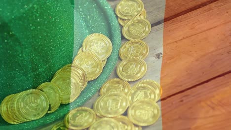 Goldmünzen-Und-Grüner-Hut-Auf-Einem-Tisch-Mit-Einer-Irischen-Flagge-Im-Vordergrund
