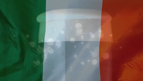 Irische-Flagge-Mit-Einem-Glas-Bier-Und-Lichteffekt-Auf-Dem-Hintergrund-Für-Den-St.-Patricks-Day