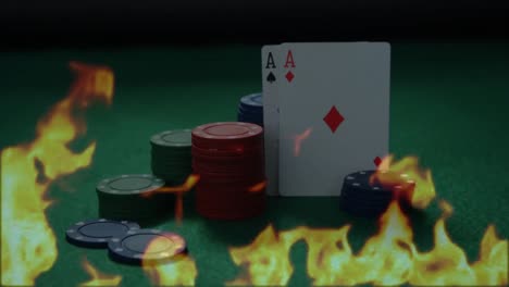 Pokerchips-Und-Karten-Auf-Einem-Pokertisch-Mit-Brennendem-Feuer
