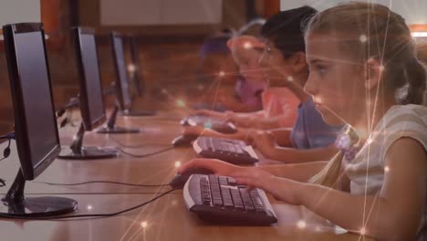 Niños-Sobre-Computadoras-En-La-Sala-De-Computadoras