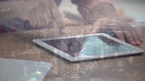Hombre-Usando-Tableta-Digital-Con-El-Dedo