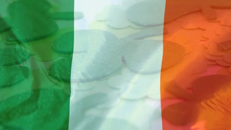 Kleeblätter-Mit-Einer-Irischen-Flagge-Im-Vordergrund