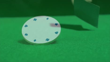 Pokerkarten-Und-Chip-Auf-Einem-Grünen-Pokertisch