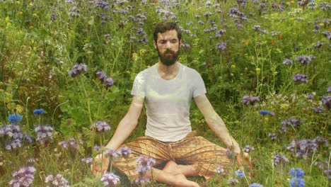 Mann-Meditiert-Im-Garten