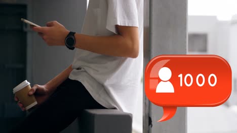 Teenager-Sitzt-Auf-Einem-Verandageländer-Und-Schreibt-4K-SMS