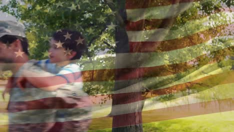 Ein-Vater-Und-Sohn-Mit-Amerikanischer-Flagge-Im-Hintergrund