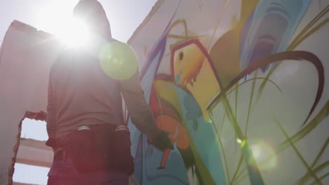Graffiti-Künstler-Blickt-Im-Sonnenschein-Auf-Die-Wand-4K