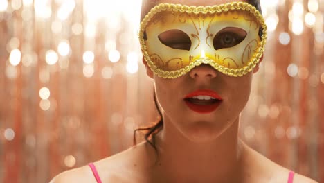 Mujer-Joven-Que-Llevaba-Una-Máscara-De-Carnaval