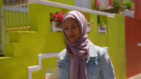 Mujer-Joven-Usando-Hijab-En-La-Ciudad