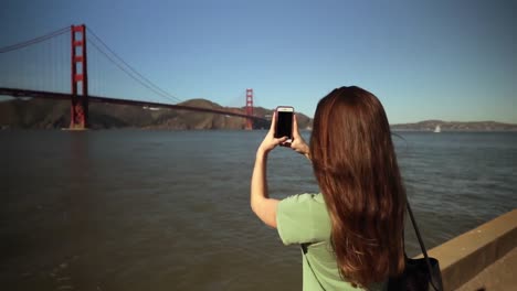 Woman-photographing-the-Golden-Gate-Bridge,-San-Francisco
