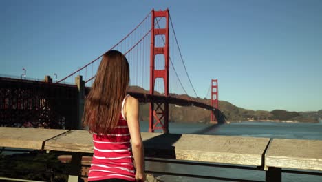 Woman-taking-photo-of-the-Golden-Gate-Bridge-with-smartphone