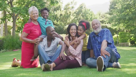 Familia-Afroamericana-Multigeneracional-Pasando-Tiempo-Juntos-En-El-Jardín