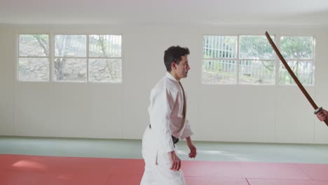 Judokas-Trainieren-Mit-Einem-Holzsäbel