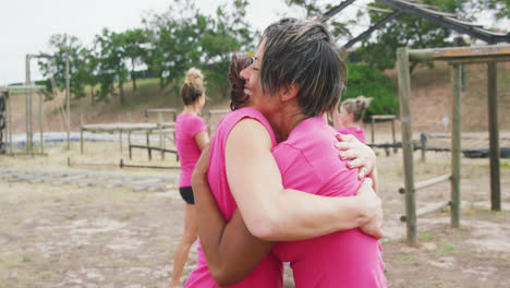 Mujeres-Caucásicas-Felices-Abrazándose-En-El-Campo-De-Entrenamiento