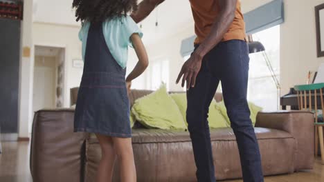 Afroamerikanischer-Vater-Und-Tochter-Tanzen-Zu-Hause