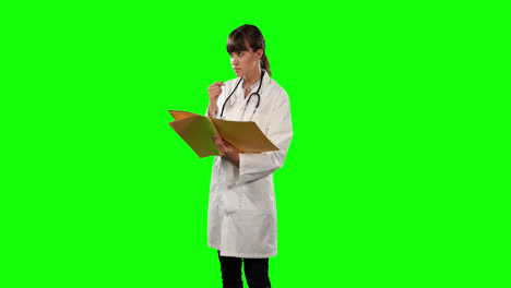 Seitenansicht-Einer-Ärztin,-Die-Ihre-Papiere-Mit-Grünem-Bildschirm-überprüft