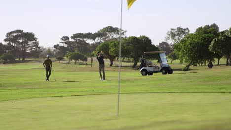 Golfistas-Varones-Caucásicos-Jugando-En-Un-Campo-De-Golf-En-Un-Día-Soleado