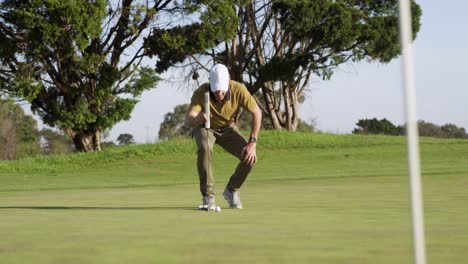 Golfspieler-Schlägt-Den-Ball-Mit-Seinem-Schläger