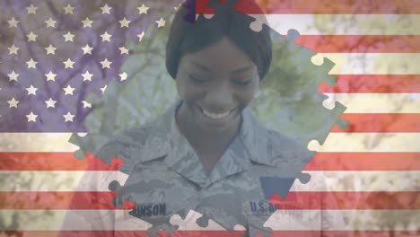 Animation-Einer-US-Flagge,-Die-Aus-Puzzleteilen-Besteht,-Die-Sich-über-Einer-Frau-In-Militäruniform-öffnen