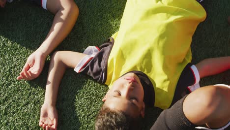 Fußballkinder-Ruhen-Sich-An-Einem-Sonnigen-Tag-Aus