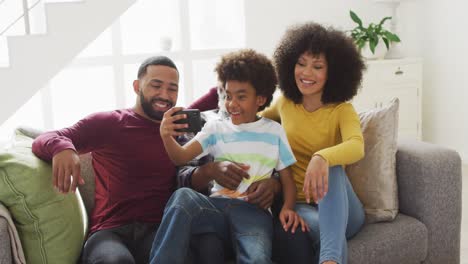 Mehrgenerationenfamilie,-Die-Zu-Hause-Ein-Selfie-Auf-Der-Couch-Macht