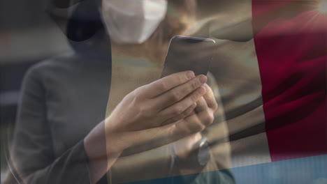 Französische-Flagge-Winkt-Gegen-Frau-Mit-Gesichtsmaske-Und-Smartphone