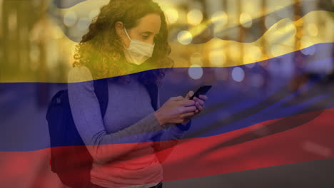 Kolumbianische-Flagge-Winkt-Gegen-Frau-Mit-Gesichtsmaske-Und-Smartphone