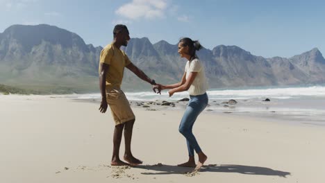 Glückliches-Afroamerikanisches-Paar,-Das-Zusammen-Am-Strand-Tanzt