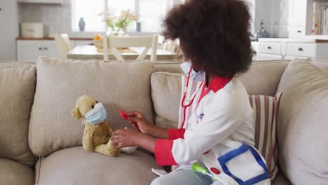 Afroamerikanisches-Mädchen-Spielt-Arzt-Und-Patient-Mit-Ihrem-Teddybären