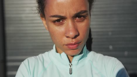 Porträt-Einer-Aaricanischen-Amerikanerin-In-Sportkleidung,-Die-Auf-Der-Straße-In-Die-Kamera-Blickt