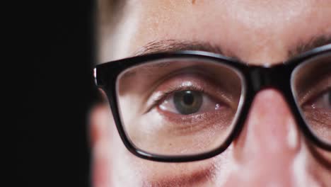 Nahaufnahme-Des-Gesichts-Eines-Kaukasischen-Mannes-Mit-Brille-Und-Fokus-Auf-Das-Auge
