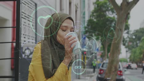 Animation-Vernetzter-Social-Media-Symbole-Mit-Einer-Frau-Mit-Hijab,-Die-Auf-Der-Straße-Kaffee-Trinkt