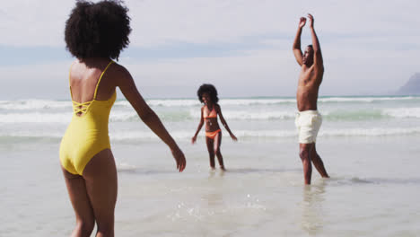 Afroamerikanische-Eltern-Und-Zwei-Kinder-Spielen-Am-Strand