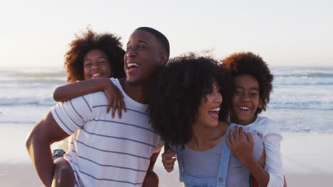 Porträt-Einer-Afroamerikanischen-Familie,-Die-Gemeinsam-Am-Strand-Lächelt