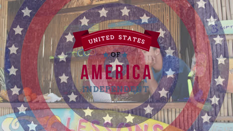 Animation-Von-Kreisen-Mit-Amerikanischer-Flagge,-Unabhängiger-Text-Der-Vereinigten-Staaten-Von-Amerika,-Mann-In-Strandbar