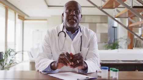 Afroamerikanischer-älterer-Männlicher-Arzt,-Der-Eine-Videoanrufberatung-Durchführt