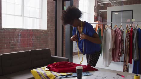 Afroamerikanische-Modedesignerin,-Die-Kleidung-Mit-Einem-Maßband-Misst