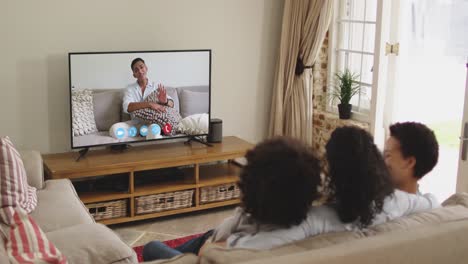 Afroamerikanische-Familie,-Die-Einen-Videoanruf-Im-Fernsehen-Führt,-Während-Sie-Zu-Hause-Auf-Der-Couch-Sitzt