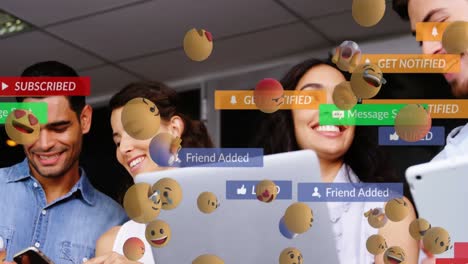 Animation-Von-Social-Media-Texten-Auf-Bannern-Mit-Emojis-über-Menschen,-Die-Einen-Laptop-Benutzen