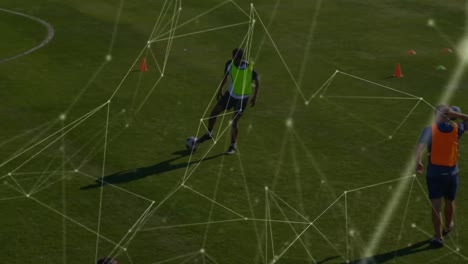 Animation-Des-Netzwerks-Von-Verbindungen-über-Fußballspieler,-Die-Auf-Dem-Fußballfeld-Trainieren