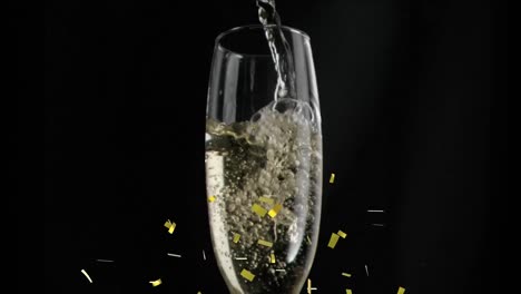 Animation-Von-Goldenem-Konfetti,-Das-über-Ein-Glas-Champagner-Auf-Schwarzem-Hintergrund-Fällt