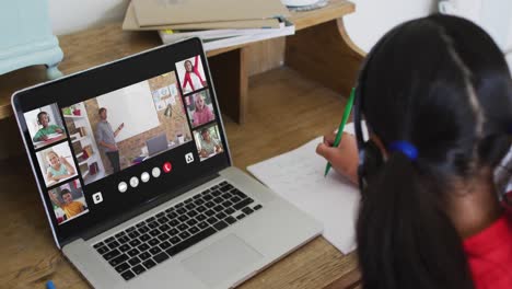Mädchen-Macht-Hausaufgaben-Und-Führt-Zu-Hause-Eine-Videokonferenz-Mit-Lehrer-Und-Klassenkameraden-Am-Laptop