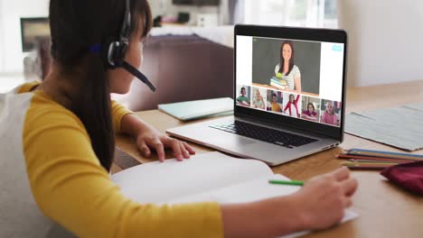 Asiatisches-Mädchen,-Das-Zu-Hause-Eine-Videokonferenz-Mit-Lehrer-Und-Klassenkameraden-Auf-Dem-Laptop-Hält