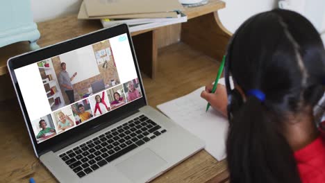Mädchen-Macht-Hausaufgaben-Und-Führt-Zu-Hause-Eine-Videokonferenz-Mit-Lehrer-Und-Klassenkameraden-Am-Laptop