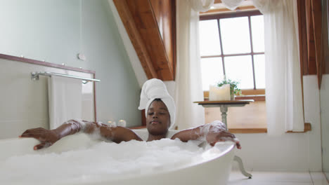 Afroamerikanische-Attraktive-Frau-Entspannt-Sich-Im-Schaumbad-Im-Badezimmer