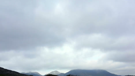 Cielo-Nublado-Sobre-Las-Montañas