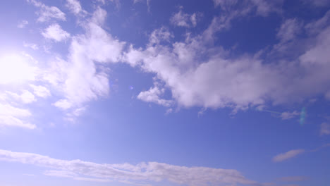 Cielo-Azul-Brillante-Con-Nubes