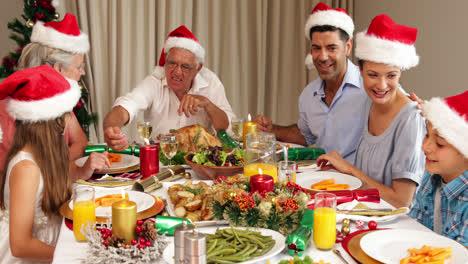 Familia-Sonriente-En-La-Mesa-De-La-Cena-De-Navidad
