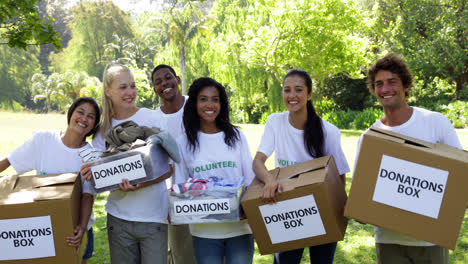 Gruppe-Junger-Freiwilliger,-Die-Spendenboxen-Halten